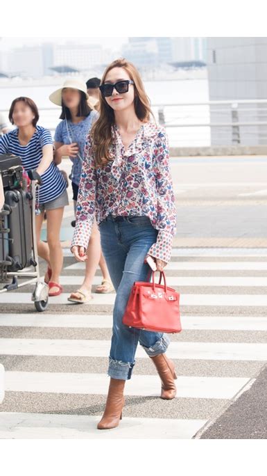 Jessica Shows Off Chic Airport Fashion 8days