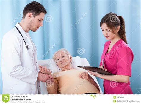 诊断年长妇女的医生 库存照片 图片 包括有 诊断 处理 医学 记录 现有量 附注 妇女 听诊器 43279086