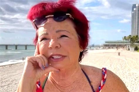 Мама Наташи Королевой показала себя на пляже во всей красе 75 летняя Людмила Порывай много лет