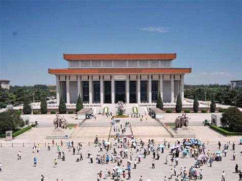 Tiananmen (gate of heavenly peace) in beijing was the southern gate of the imperial city in beijing. 毛澤東誕辰127周年紀念 李敏毛新宇紀念堂瞻仰 | 大視野