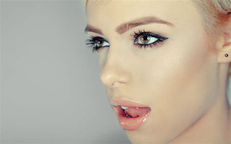 X X Women Model Face Blonde Open Mouth Juicy Lips