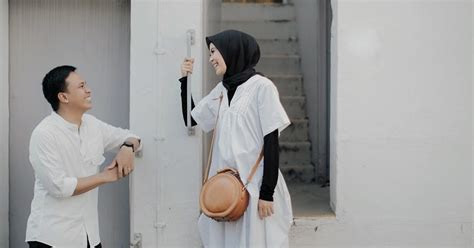 Meski berbeda, pria dan wanita saling membutuhkan sehingga harus bekerja sama secara benar dan sah, dijalin dengan hubungan kasih yang suci dan murni. Lelaki Ego Tak Kena Masa, Eee... Kenapa Ego Sangat Dengan ...