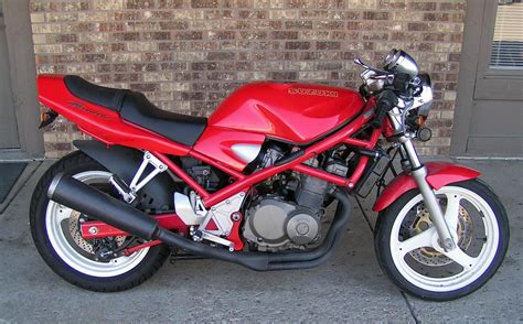 This is my 1989 suzuki bandit 400 screaming its way to the shops. Suzuki Suzuki Bandit 400 - Moto.ZombDrive.COM