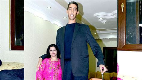 This article feature a list of the top 10 tallest men, living and dead, from 1835 to the present, and their respective heights. Tallest Man In The World Gets Married - Sultan Kosen - YouTube