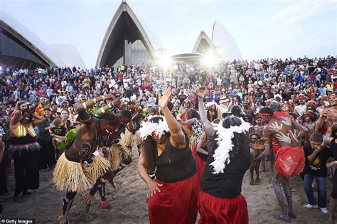 Indigenous Women Perform A Traditional Dance On Top Of The Sydney Opera House Daily Mail Online