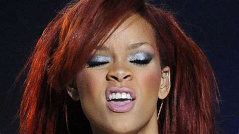Rihanna Wirbt Oben Ohne Für Esquire