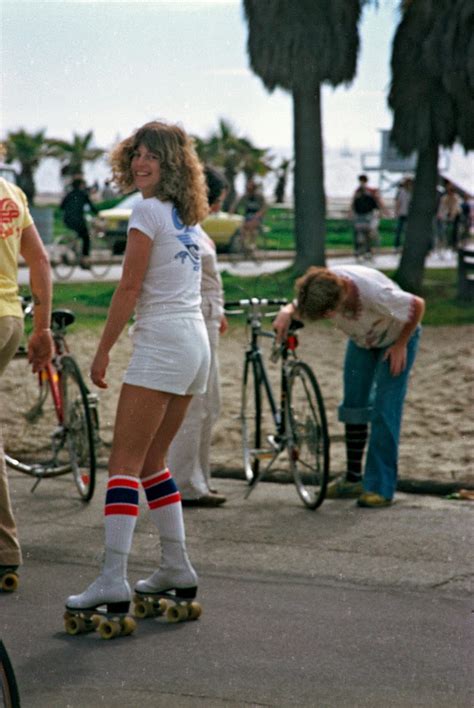 35 Interesting Vintage Photographs Of Roller Skaters At