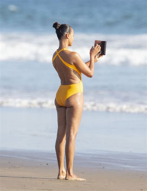 Zoe Saldana In Bikini On The Beach In Malibu Gotceleb