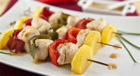 Trovate la ricetta facilissima qui ! Spiedini di pollo con peperoni e ananas - RIcette light ...