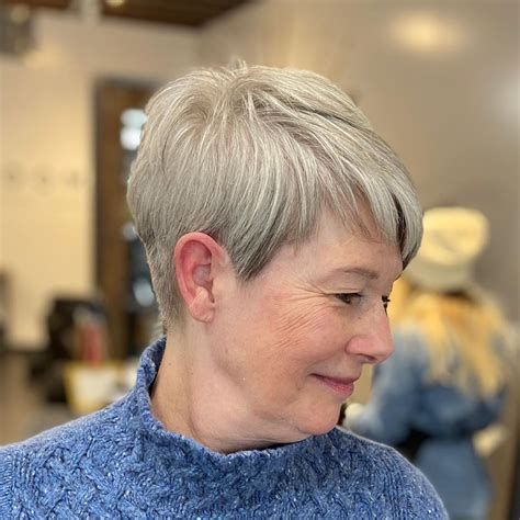 15 Slimming Short Hairstyles For Women Over 50 With Round Faces In 2021