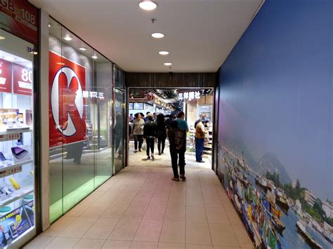 青衣市政大廈（英文：tsing yi municipal services building）又稱青衣綜合大樓（英文：tsing yi complex），是香港一座多用途的市政大樓，位處於青衣青綠街38號，於1999年9月1日啟用，佔地2,035平方米，耗資2.92億港元興建，為區域市政局殺局之前最後一次建成的市政大廈。 Grassroots O2: 領展街市 青衣市場 Maritime Market @2017-01-06