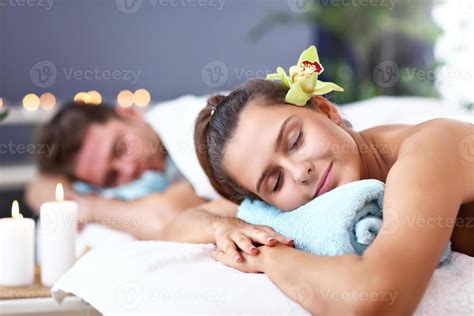 pareja feliz adulta relajándose en el salón de spa 15766161 foto de stock en vecteezy