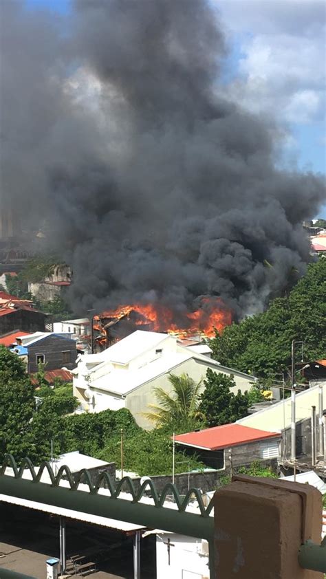 Le ministre français de l'intérieur, gérald darmanin, a annoncé lundi soir qu'un important incendie était en cours dans le var, avec des conditions météorologiques «très défavorables». Spectaculaire incendie en cours à Pointe-à-Pitre (vidéos ...