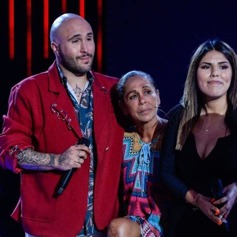 Además de que hizo hincapié en el coraje y la rabia que sintió. Isabel Pantoja con sus hijos Kiko Rivera y Chabelita ...