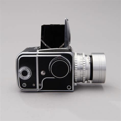 A 1955 HASSELBLAD 1000F CAMERA WITH ACCESSORIES. - Bukowskis