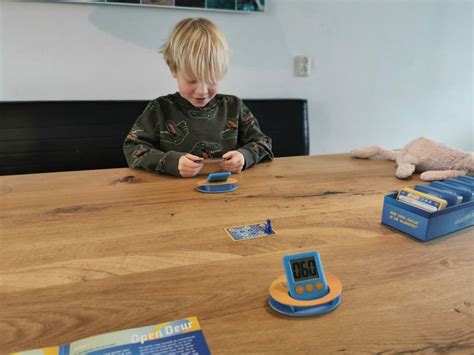 Speel voortaan met 6 spelers, hou de scores bij van iedere speler en kom in de sfeer van het dsmtw tv spel met de typische layout en. De Slimste Mens ter Wereld Junior - het bordspel! - Alles ...