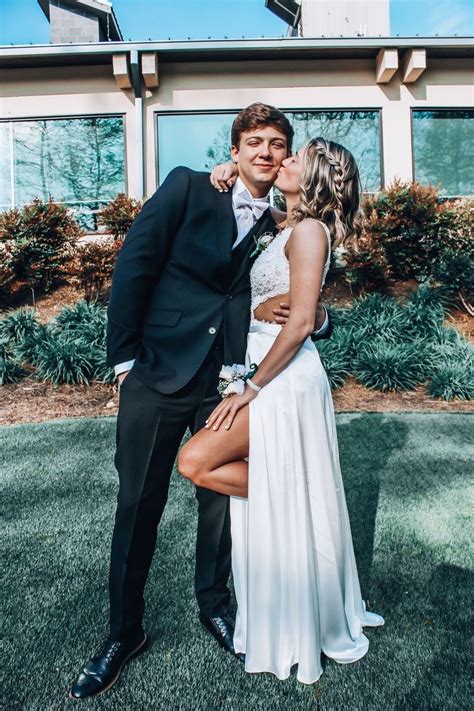 𝚙𝚒𝚗𝚝𝚎𝚛𝚎𝚜𝚝 𝚊𝚟𝚎𝚛𝚢𝚢𝚖𝚊𝚎 Prom Photoshoot Prom Picture Poses Prom Poses