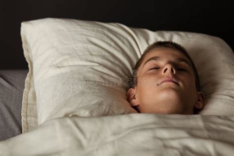 Muchacho Dormido En Cama Con La Cabeza En La Almohada Foto De Archivo Imagen De Mentira Noche