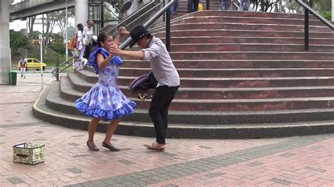 Madre E Hijo Bailando Joropo En Medellin Youtube