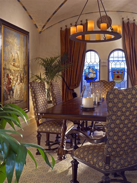 What makes the dining room interior with dining room chandelier looks really wonderful? Select the Perfect Dining Room Chandelier | Living Room ...