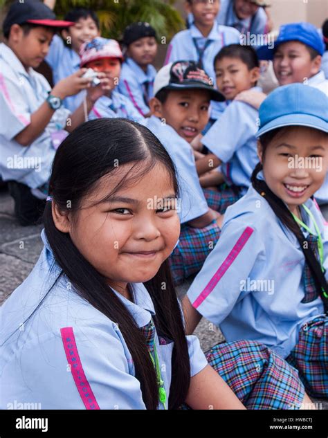 Thailand Bangkok Schoolgirl Stockfotos Und Bilder Kaufen Alamy