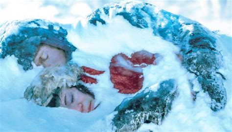 Dos Amantes Y Un Oso Juventud En El ártico Canadiense Que Reflexiona