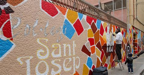 Pinten La Façana Del Col·legi Sant Josep De Reus