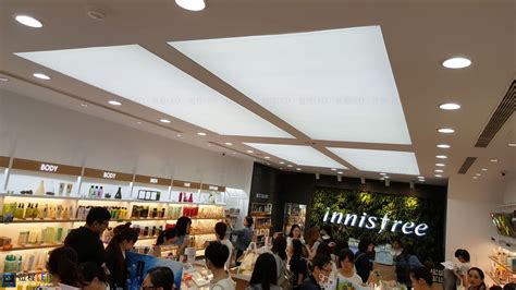 The mid valley megamall outlet is the third innisfree outlet that opened in 2017. 【LED大型天花板布燈箱】innisfree - 莅程LED燈箱工廠