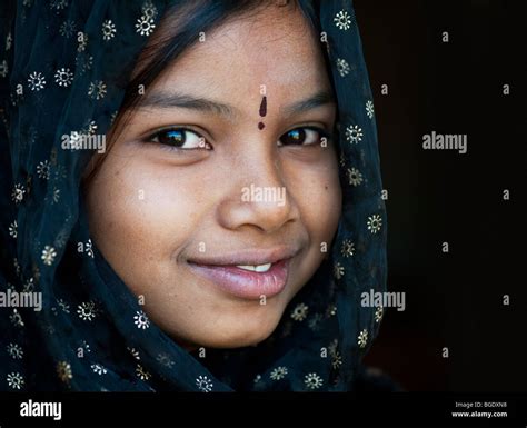 Lächelnd glücklich indisches Mädchen trägt einen schwarzen Schal