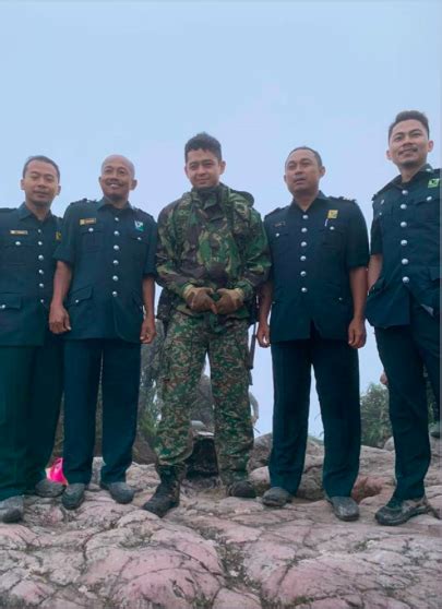 Novel ini menyindir dan menentang pegawai british yang menduduki dan mentadbir negara ini. Tawan Puncak Gunung Tahan, Tengku Hassanal Cipta Rekod ...
