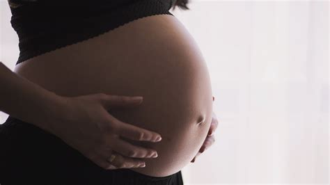 Steißbeinschmerzen In Der Schwangerschaft Was Hilft Netmomsde
