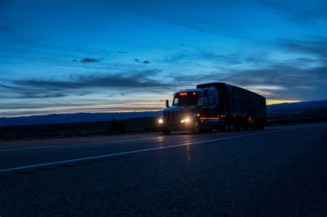 Un Camión Semiremolque Que Conduce Por La Carretera En Colorado Por La