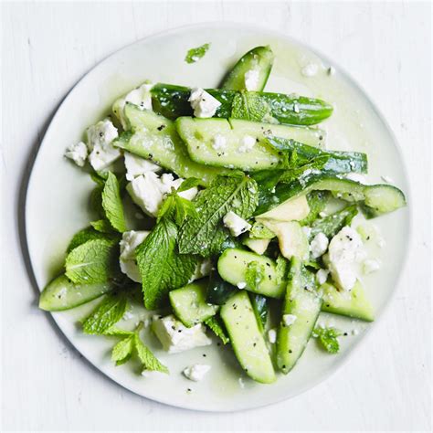 Gurke ebenfalls waschen, längs vierteln und in stücke schneiden. Salat von Natasha Corrett | CREME GUIDES