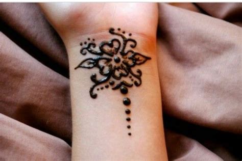 #henna #henna style #bridal henna #henna tattoo #henna art #art #arabic #arab #khaleeji #india #indian #lotus #lotus flower #henna tattoo #henna #black and white #flower #sharpie #good vibes. Flower wrist henna / tattoo design | Cute tattoos on wrist ...