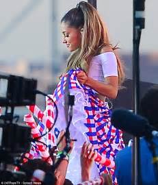 Ariana Grande Lifts Up Her Skirt During Independence Day Concert Taping Daily Mail Online