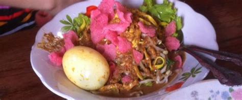 Lontongnya dimasak dengan cukup pulen dilihat dari sisi harga, seporsi lontong gulai pakis di sini sudah bisa dinikmati seharga rp 5.000. Sarapan Pagi Khas Minang - CCB