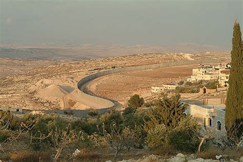 O conflito entre israel e palestina é uma disputa sobre a posse do território palestino e está no centro de debates políticos e diplomáticos atuais. Het Kwartet komt weer met een zinloos rapport over Israël ...