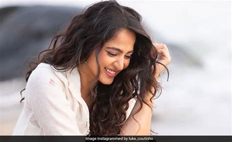 Anushka shetty instagram account anushka shetty instagram account has almost 4.4m followers, she is so active on instagram. Baahubali Actress Anushka Shetty's 'Makeover' Pics Show ...