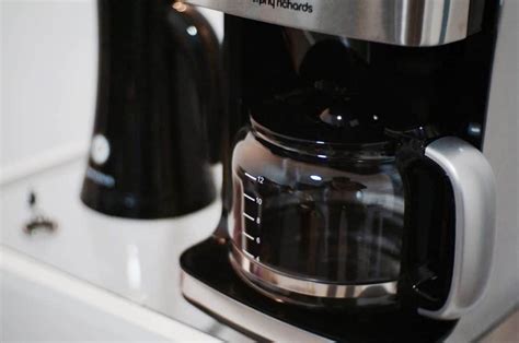 Add more water or vinegar as needed while wiping to really get the oven clean and shiny. How to Clean a Coffee Maker with Baking Soda? Coffee ...