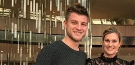 It took a deflection off dumfries and into the net. League of WAGS — Übersicht 2018/2019: Vfl Wolfsburg