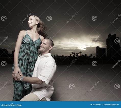 Junge Paare Am Strand Nachts Stockbild Bild Von Dämmerung Dunkel 10704381