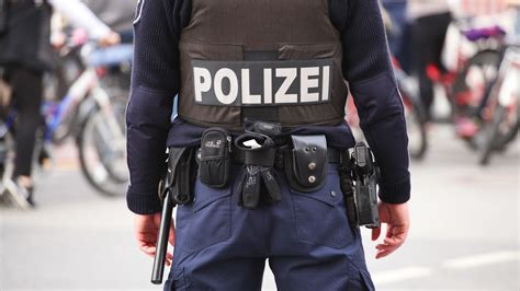 Polizist Mit Ausrüstung Bz Berlin