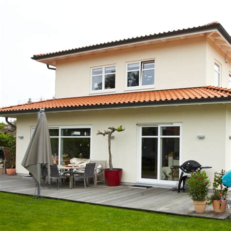 Noah hat einen eigenen musterhauspark, wo die potentiellen kunden diverse die idee ein haus komplett in einzelteilen zu produzieren und dann an einem anderen ort aufzustellen, ist nicht neu. Haus | Noah Haus