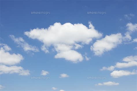 晴天の空と雲 10387001997 の写真素材・イラスト素材｜アマナイメージズ
