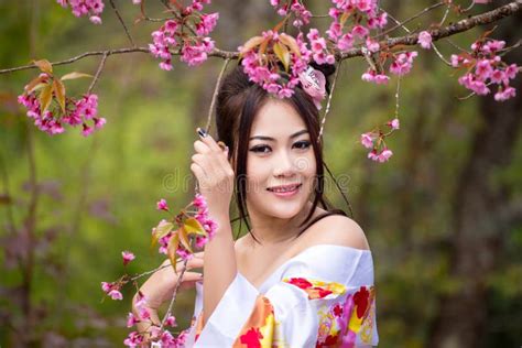 Femme Sexy Asiatique Utilisant Le Kimono Japonais Traditionnel Photo