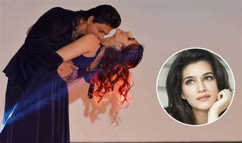 Dilwale Omg Shah Rukh Khan Romances Kriti Sanon Entertainment News