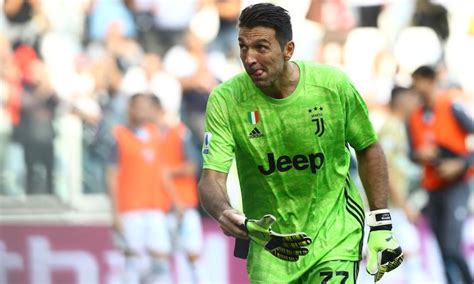 Costui è il numero 1 nella storia dei numeri 1 e si sente talmente al top che non solo medita di giocare. Buffon agguanta Maldini e spinge per il rinnovo fino al ...