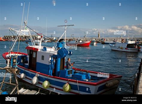 Barcos En El Puerto Pesquero De Tarifa Cádiz Andalucía España Boats In