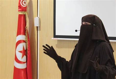 كيف تعيش منقبة تونسية في بلد يسعى لحظر النقاب؟ حوار نون بوست