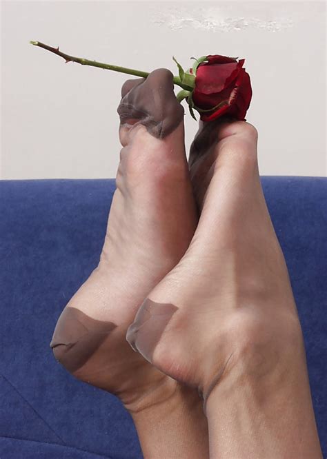 Ladies Show Feet In Rht Nylons 32 Immagini